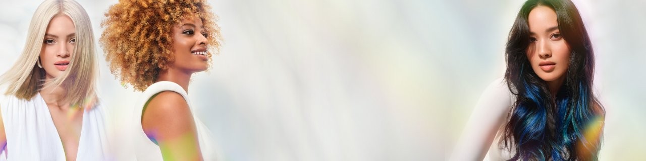 Drei Frauen mit unterschiedlichen Frisuren und Haarfarben stehen vor einem sanften, hellen Hintergrund. Sie tragen weiße Kleidung, und die Szene wirkt durch die pastellfarbenen Lichteffekte verträumt und luftig. Drei Frauen mit unterschiedlichen Frisuren und Haarfarben stehen vor einem sanften, hellen Hintergrund. Sie tragen weiße Kleidung, und die Szene wirkt durch die pastellfarbenen Lichteffekte verträumt und luftig.
