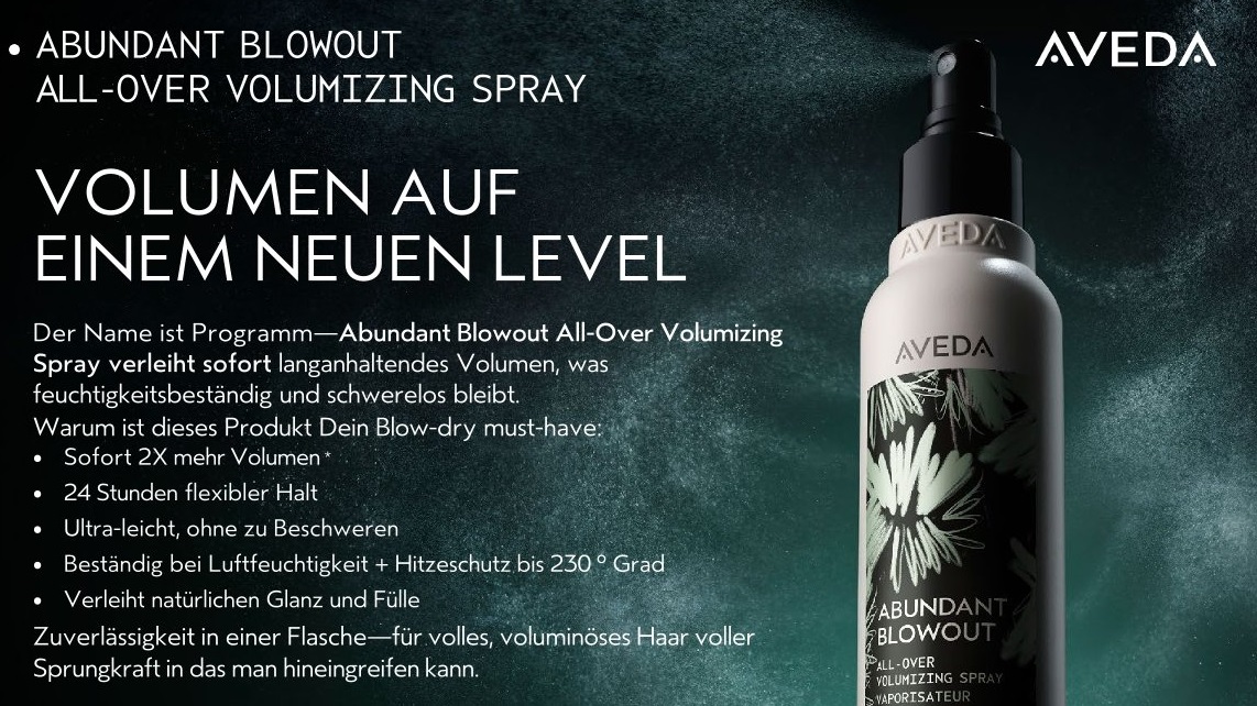 Aveda-Haarpflegeprodukte vor hellem Hintergrund. Das Set enthält ein Kopfhaut-Revitalisierendes Spray, eine verdickende Spülung und ein Peeling-Shampoo. Die Verpackung besteht aus schwarzen Flaschen, rechts befindet sich eine grün-violette Geschenkbox mit Blattmotiven.